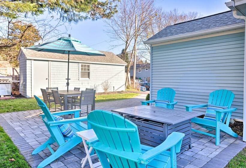 Cozy Coastal Cottage: 5 Mi To Narragansett Beach!