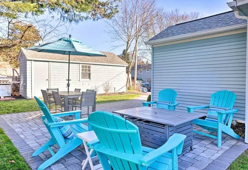 Cozy Coastal Cottage: 5 Mi To Narragansett Beach!