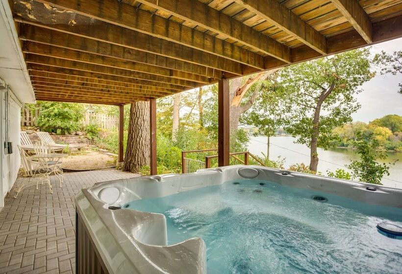 Cozy Plymouth Cottage W/ Medicine Lake View!