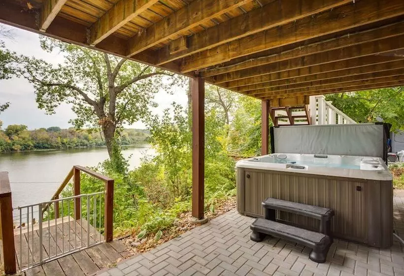 Cozy Plymouth Cottage W/ Medicine Lake View!