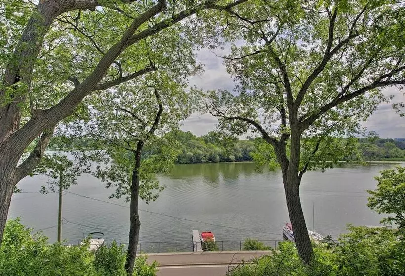 Cozy Plymouth Cottage W/ Medicine Lake View!