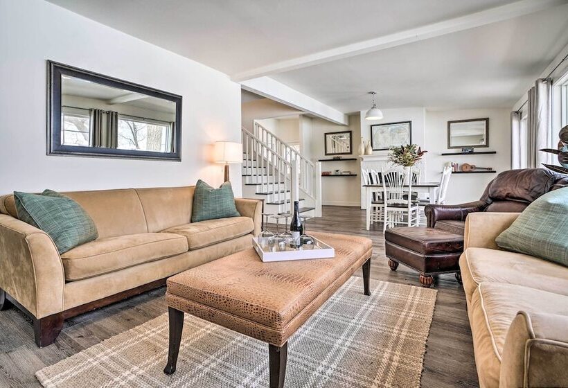 Cozy Plymouth Cottage W/ Medicine Lake View!