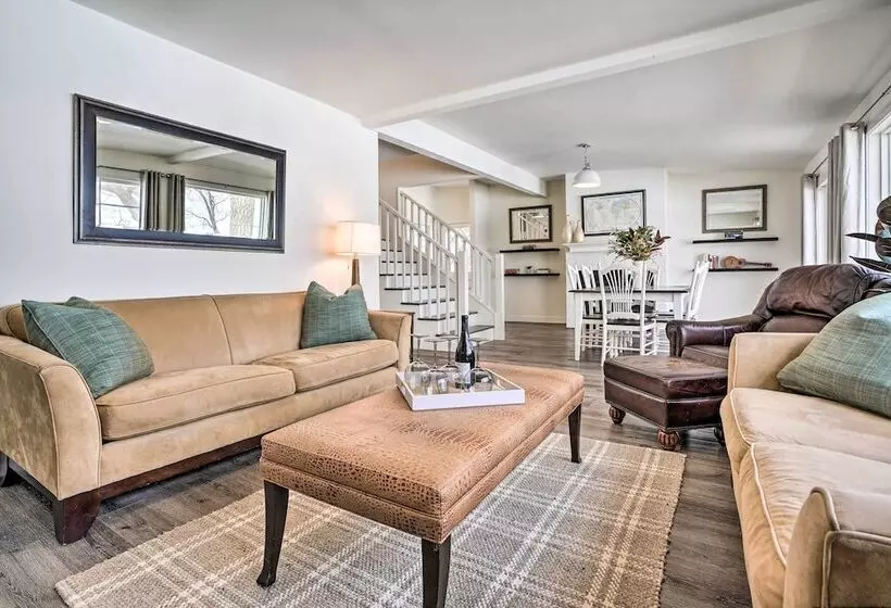 Cozy Plymouth Cottage W/ Medicine Lake View!