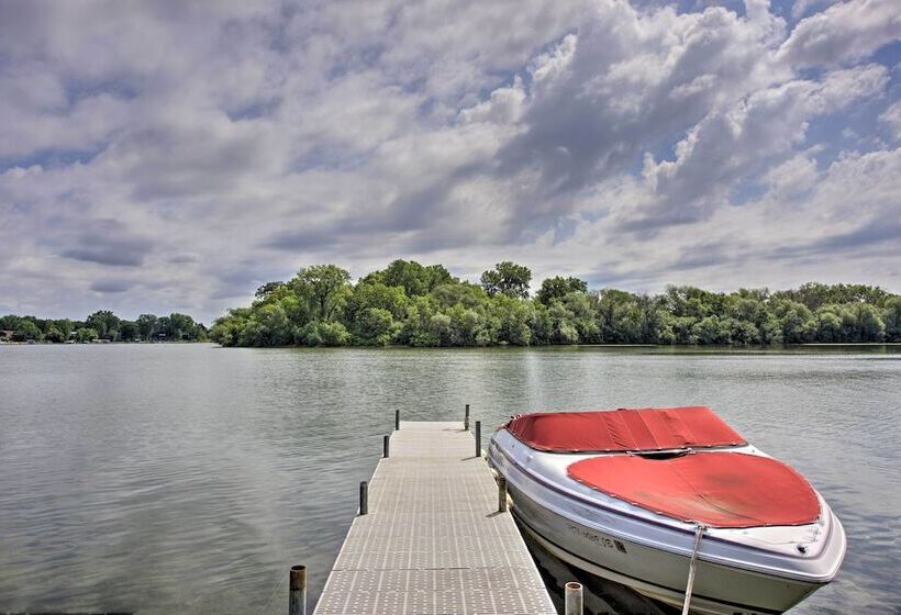 Cozy Plymouth Cottage W/ Medicine Lake View!