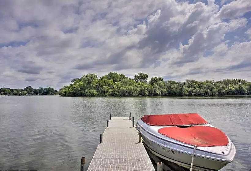 Cozy Plymouth Cottage W/ Medicine Lake View!