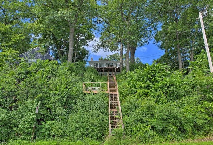Cozy Plymouth Cottage W/ Medicine Lake View!