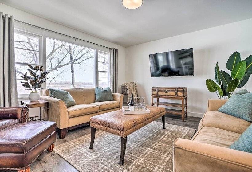 Cozy Plymouth Cottage W/ Medicine Lake View!