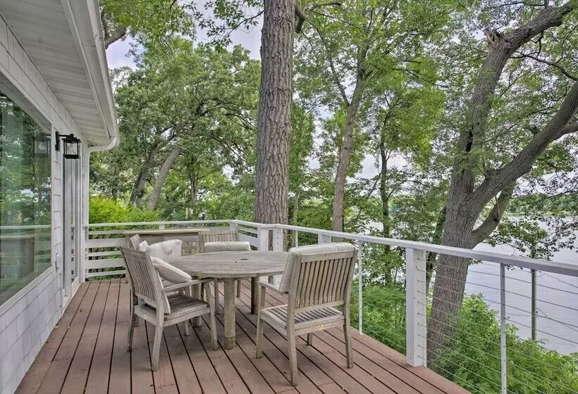 Cozy Plymouth Cottage W/ Medicine Lake View!