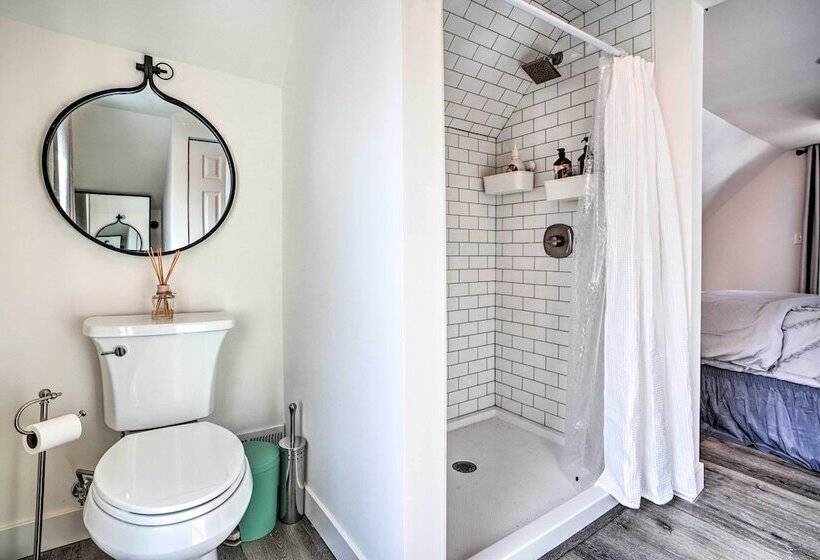 Cozy Plymouth Cottage W/ Medicine Lake View!