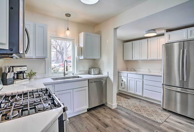 Cozy Plymouth Cottage W/ Medicine Lake View!