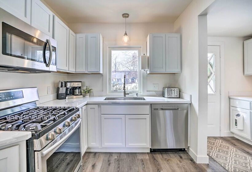 Cozy Plymouth Cottage W/ Medicine Lake View!