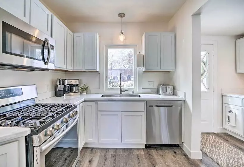 Cozy Plymouth Cottage W/ Medicine Lake View!