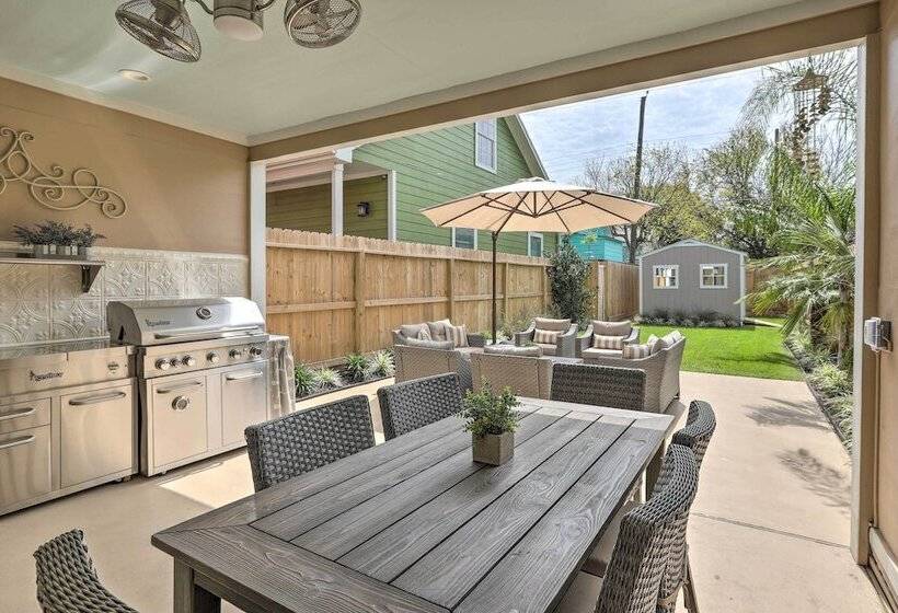 Walk To Beach: Home In Galveston!