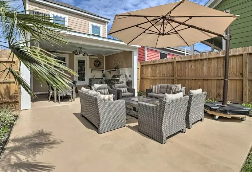 Walk To Beach: Home In Galveston!