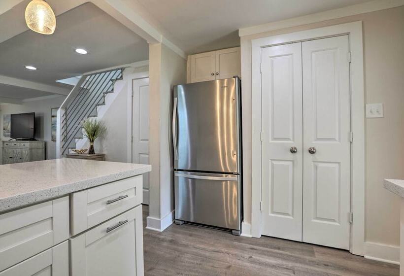 Walk To Beach: Home In Galveston!