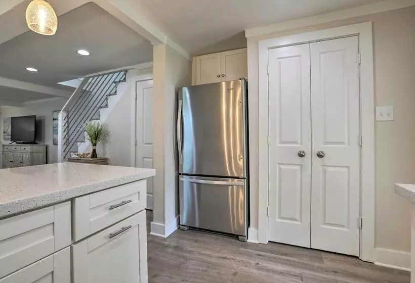 Walk To Beach: Home In Galveston!