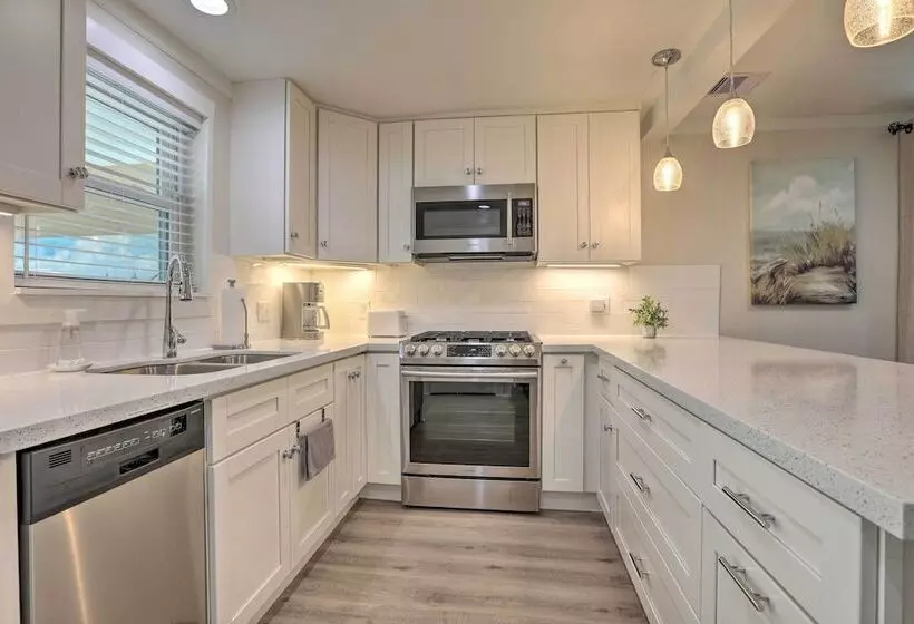 Walk To Beach: Home In Galveston!