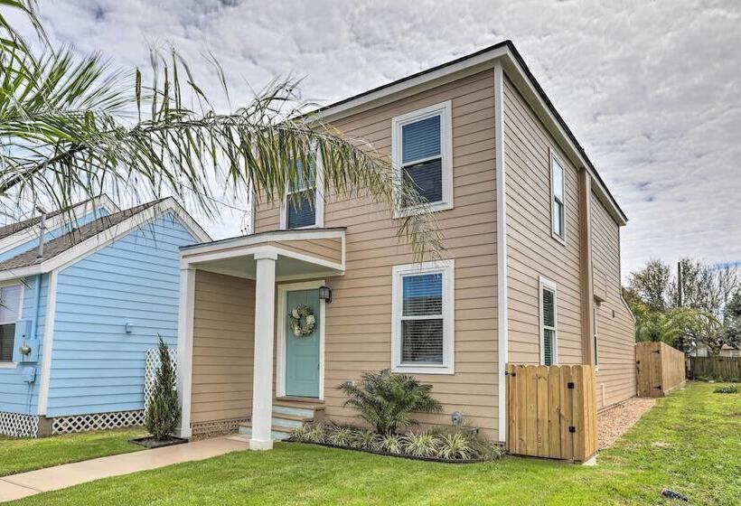 Walk To Beach: Home In Galveston!