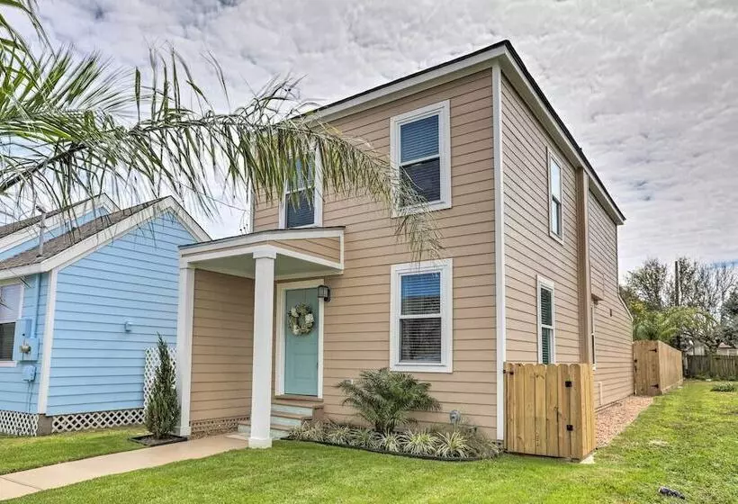 Walk To Beach: Home In Galveston!
