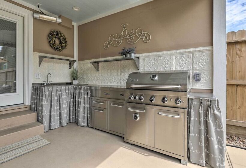 Walk To Beach: Home In Galveston!