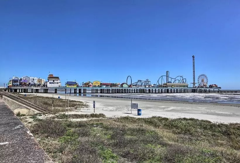 Walk To Beach: Home In Galveston!