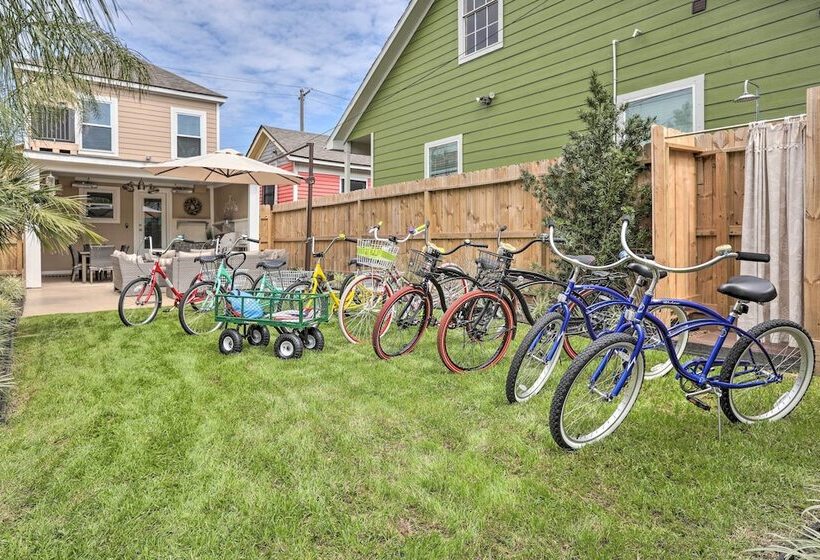 Walk To Beach: Home In Galveston!