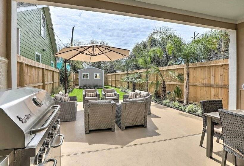 Walk To Beach: Home In Galveston!