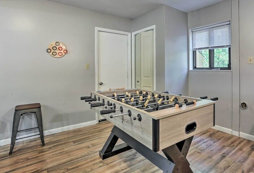 East Stroudsburg Home W/ Game Room + Deck!
