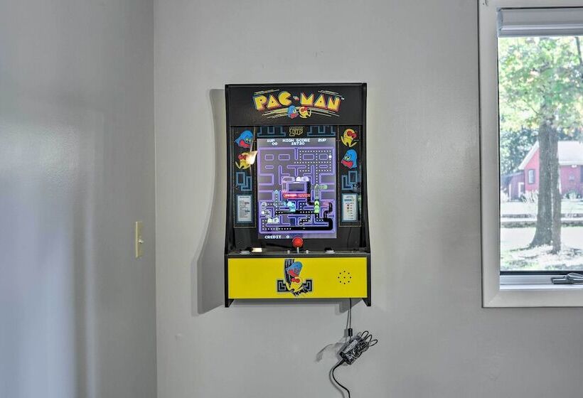 East Stroudsburg Home W/ Game Room + Deck!