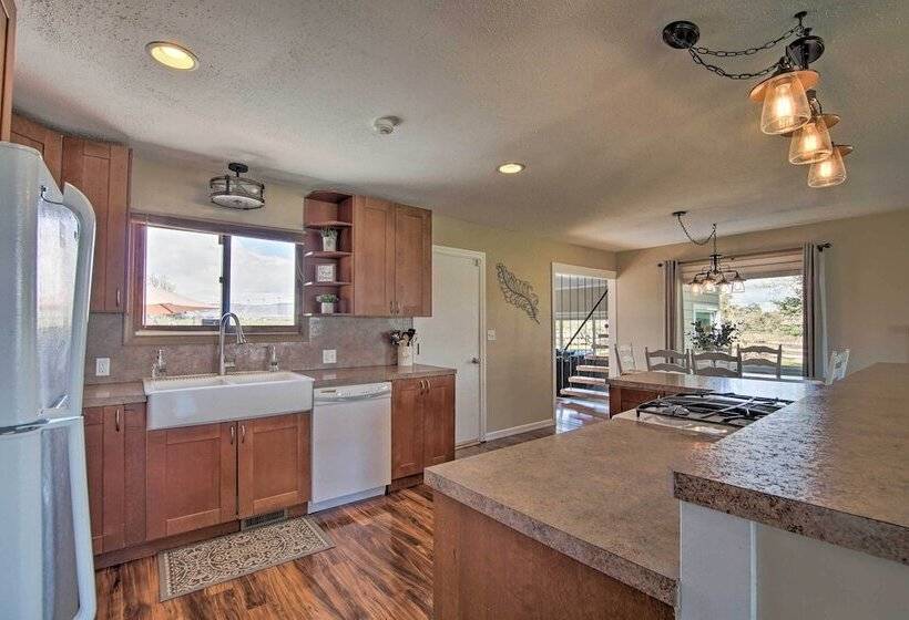 Ellensburg Home W/ Mountain Views On 3 Acres!