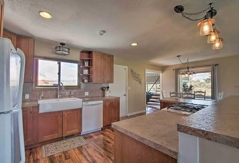 Ellensburg Home W/ Mountain Views On 3 Acres!