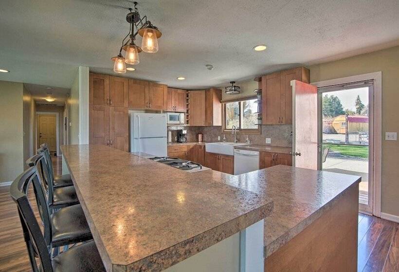 Ellensburg Home W/ Mountain Views On 3 Acres!