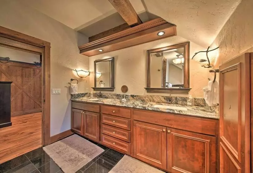 Expansive Sandpoint Lake House With Hot Tub!