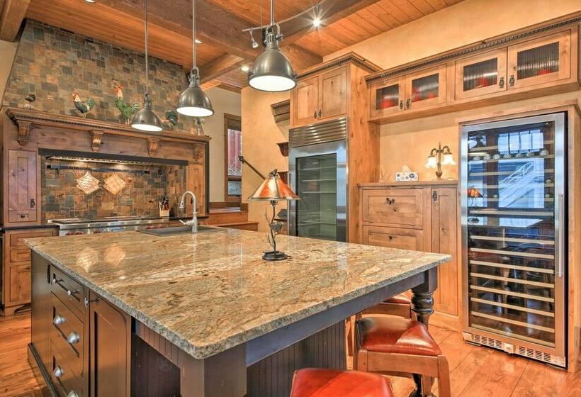 Expansive Sandpoint Lake House With Hot Tub!
