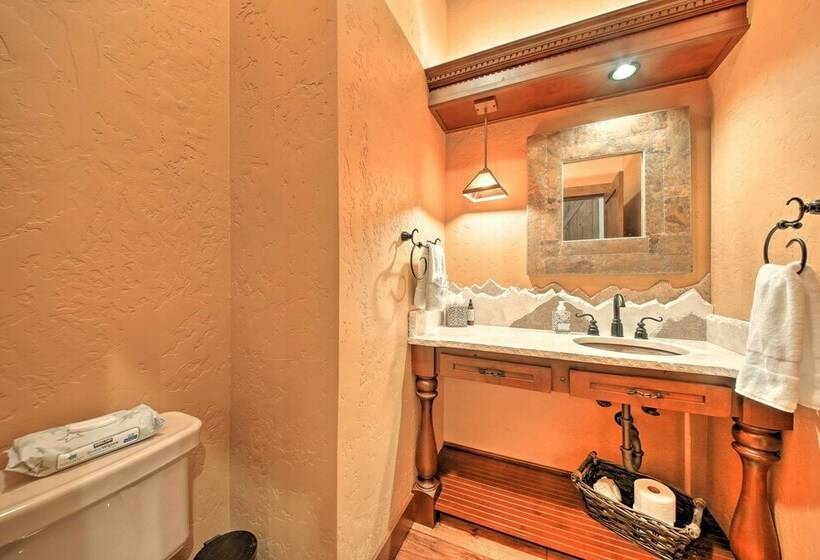 Expansive Sandpoint Lake House With Hot Tub!