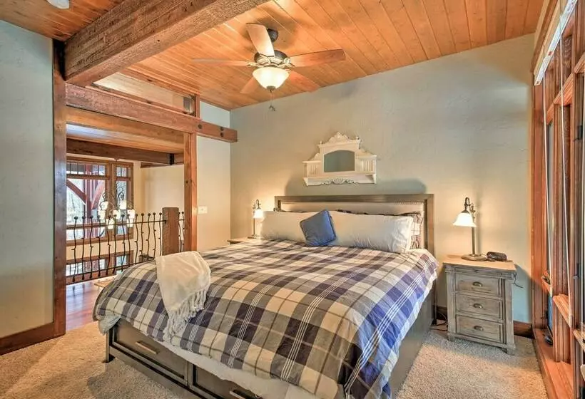 Expansive Sandpoint Lake House With Hot Tub!