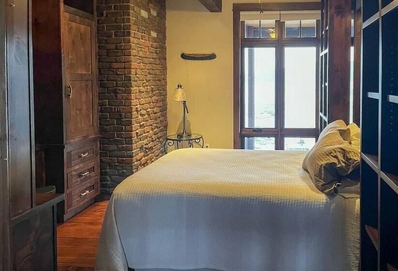 Expansive Sandpoint Lake House With Hot Tub!