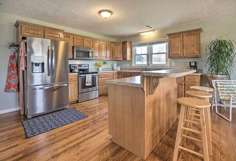 Family Home W/ Deck, 2 Mi To Lake Cumberland