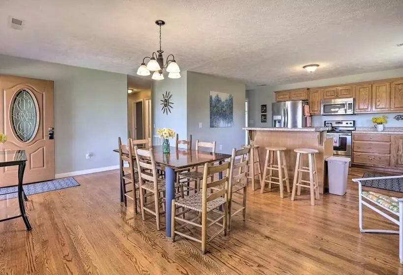 Family Home W/ Deck, 2 Mi To Lake Cumberland