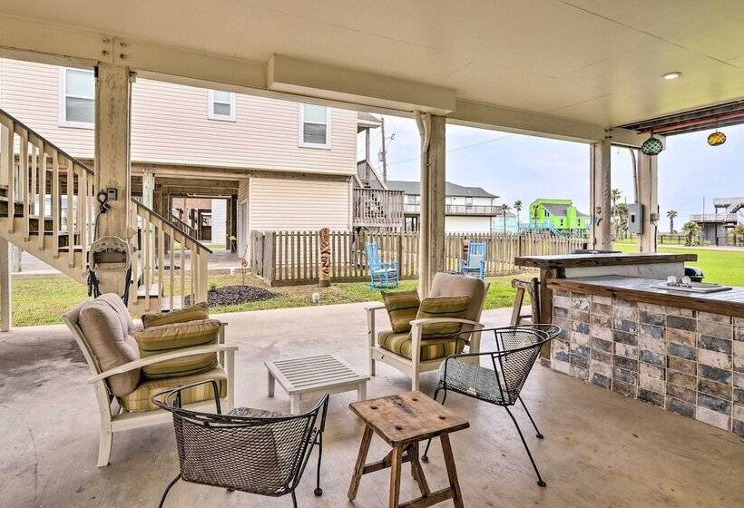 Pool Access & Walk To Beach: Galveston Home