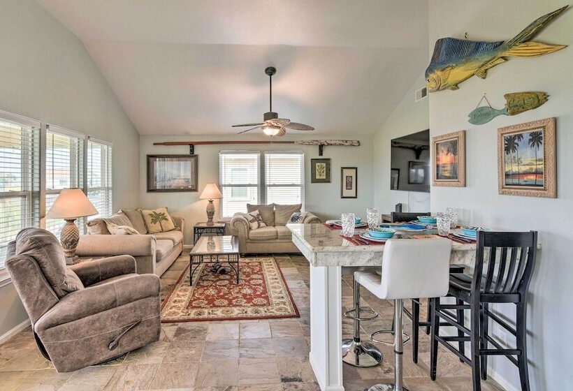 Pool Access & Walk To Beach: Galveston Home