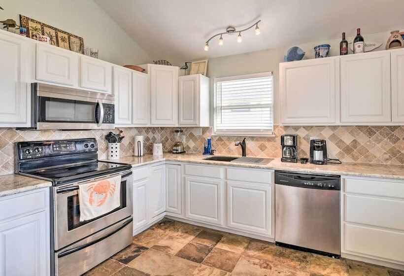 Pool Access & Walk To Beach: Galveston Home