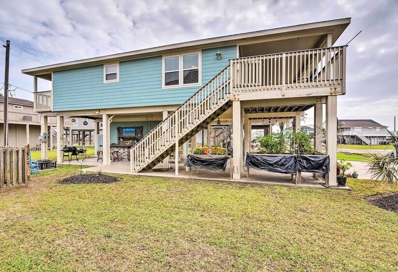 Pool Access & Walk To Beach: Galveston Home