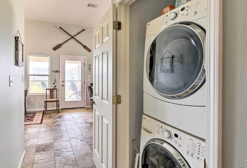 Pool Access & Walk To Beach: Galveston Home