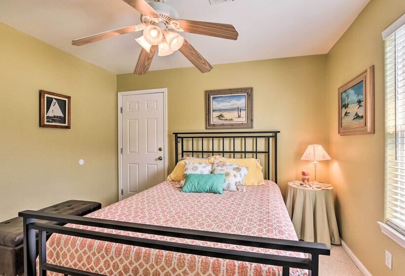 Pool Access & Walk To Beach: Galveston Home