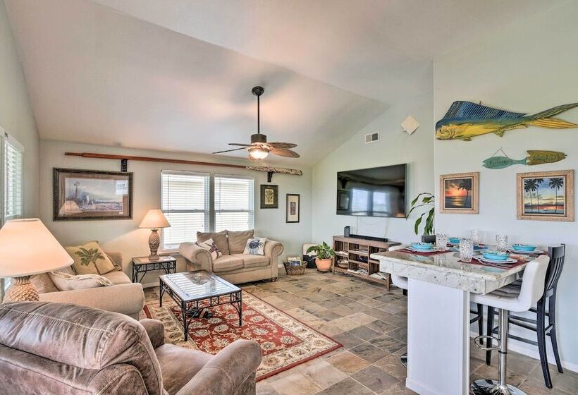 Pool Access & Walk To Beach: Galveston Home