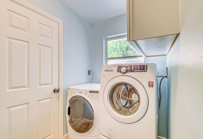 Lovely Crystal River Home W/ Lanai & Pool!