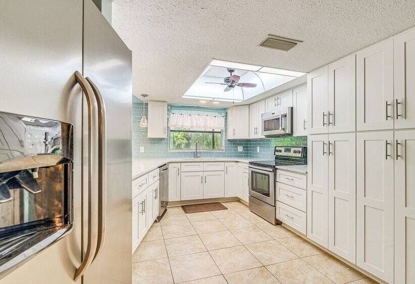 Lovely Crystal River Home W/ Lanai & Pool!