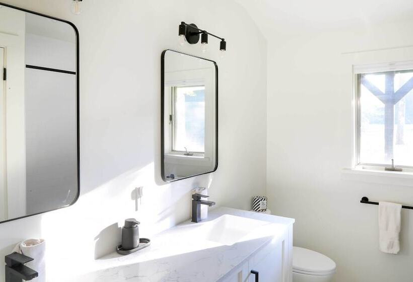 Modern Hideaway W/ Deck + State Forest Access