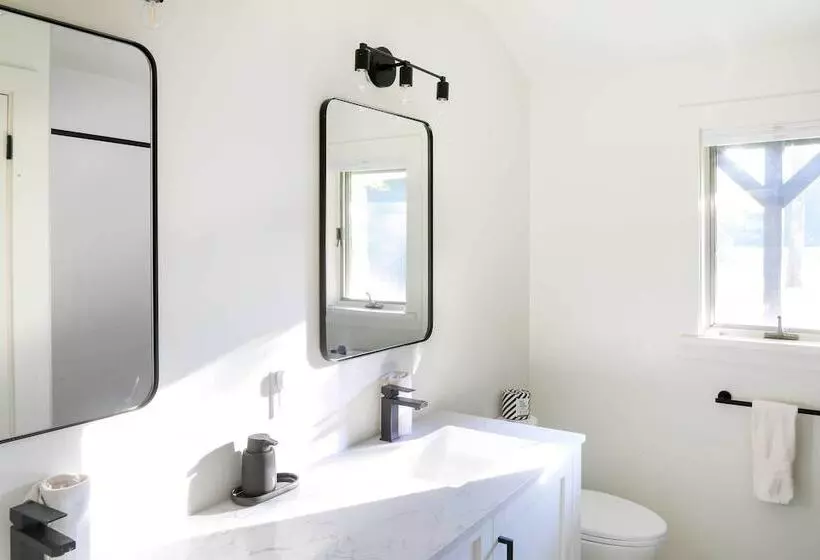 Modern Hideaway W/ Deck + State Forest Access